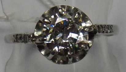 Bague solitaire en or gris ornée d'un diamant...