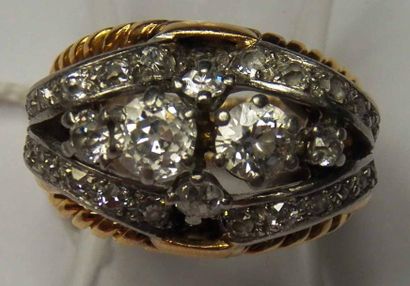 Bague en or et deux diamants principaux dans...