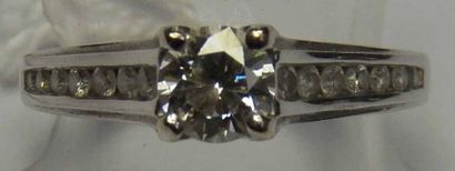 Bague solitaire en or gris ornée d'un diamant...