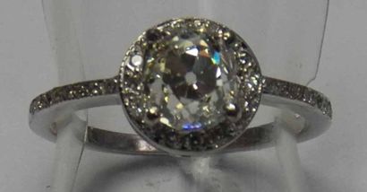 Bague en or gris ornée d'un diamant taille...