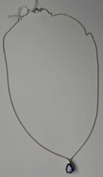 Pendentif en or gris orné d'un saphir taillé...