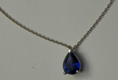 Pendentif en or gris orné d'un saphir taillé...