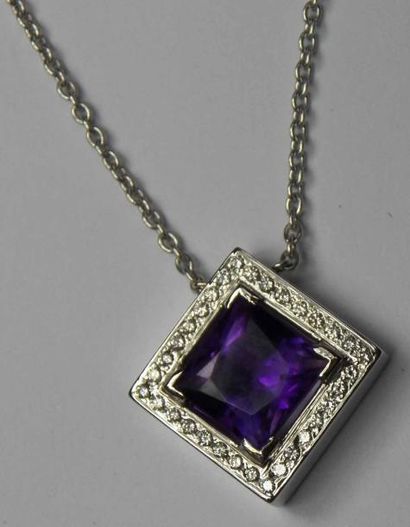 Pendentif losange orné d'une améthyste entourée...