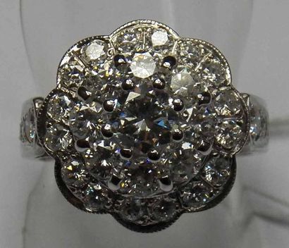 Bague marguerite festonnée en or gris ornée...
