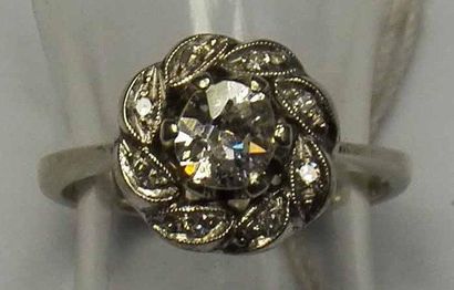 Bague en or gris ornée d'un diamant taille...