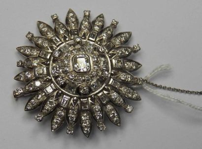 Broche rosace en or gris sertie de diamants...