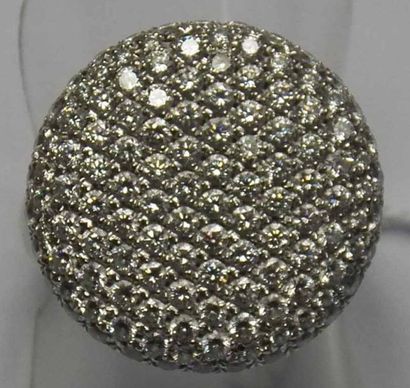 Bague en or gris, le plateau rond entièrement...