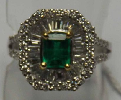 Bague en or gris sertie d'une émeraude rectangulaire...