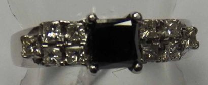 Bague en or gris ornée d'un diamant noir...