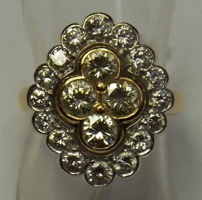 Bague quadrilobée en or de deux tons ornée...