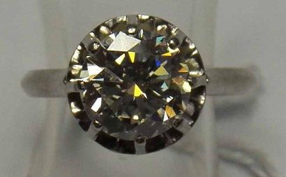 Bague solitaire en platine ornée d'un diamant...