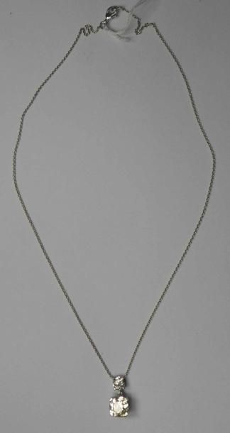 Pendentif en or gris orné d'un diamant coussin...