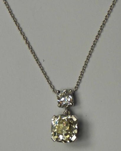 Pendentif en or gris orné d'un diamant coussin...