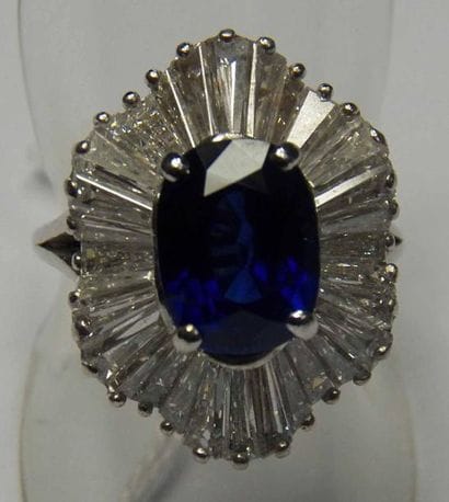 Bague en or gris ornée d'un saphir ovale...