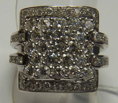 Bague rectangulaire en or gris, le plateau...