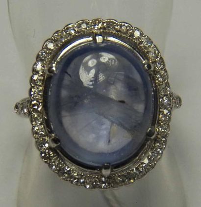 Bague ovale en platine centrée d'un cabochon...