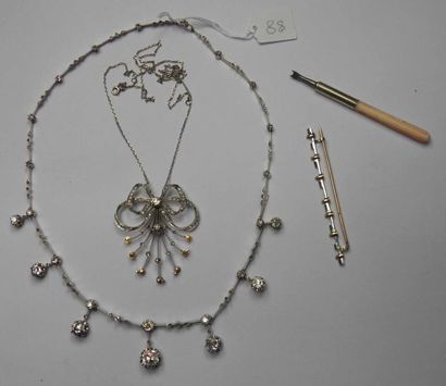 Collier draperie à transformations en platine...