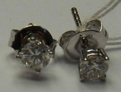 Paire de clous d'oreilles en or gris ornée...
