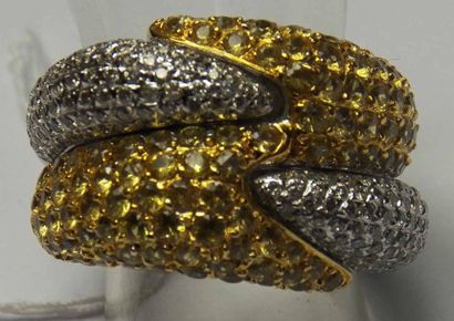 Bague double jonc croisé en or gris pavée...