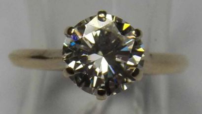 Bague solitaire en or gris ornée d'un diamant...