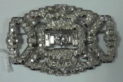 Broche plaque en platine à décor géométrique...