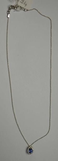 Pendentif goutte en or gris orné d'un saphir...