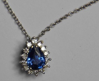 Pendentif goutte en or gris orné d'un saphir...
