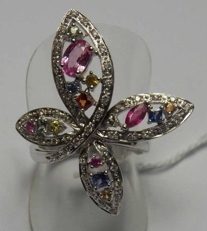 Bague quadrilobée ajourée en or gris à décor...