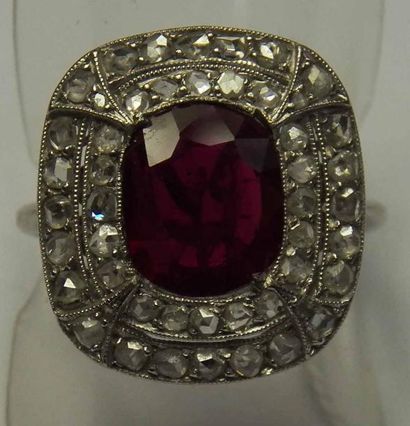 Bague en platine ornée d'un rubis taille...