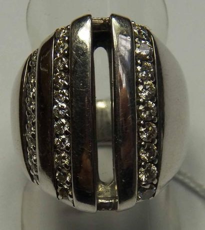 Bague Chevalière en or gris à décor de stries...