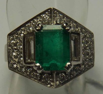 Bague en or gris de forme géométrique centrée...