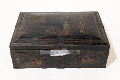 EXTREME ORIENT
COFFRET en bois laqué à décor...