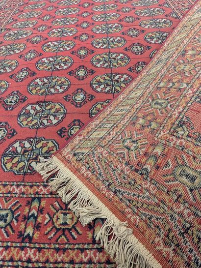 BOUKHARA
Tapis mécanique en laine à médaillons...