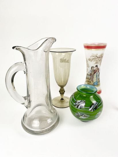 Lot de verrerie comprenant vase, pichet,...
