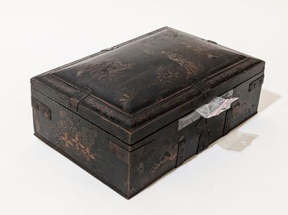 EXTREME ORIENT
COFFRET en bois laqué à décor...