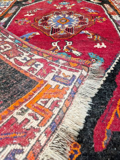 IRAN
Tapis en laine nouée à la main à décor...