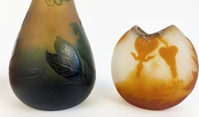 [VERRERIE] 
Réunion de trois vases:
-un vase...