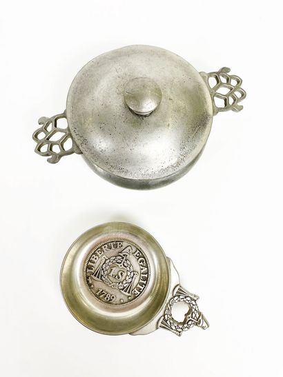 REUNION de 4 objets en étain comprenant :...