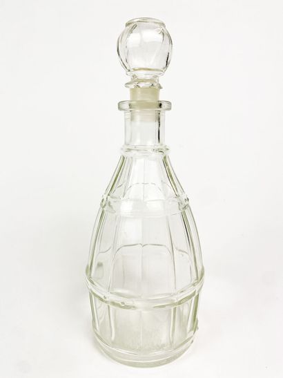 CARAFE en verre moulé à décor de vannerie.
Travail...