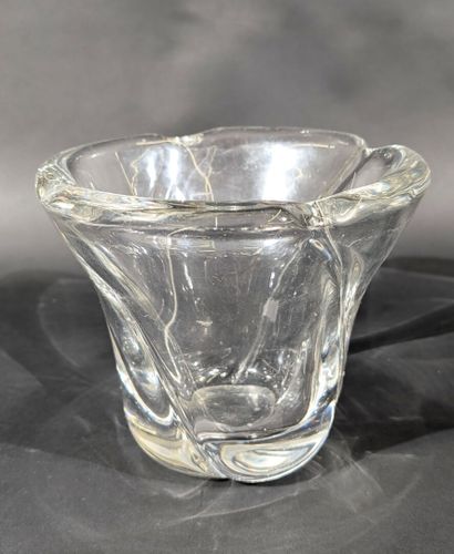 DAUM France
Vase en cristal moulé pressé....