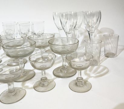 Important lot de parties de services de verres...