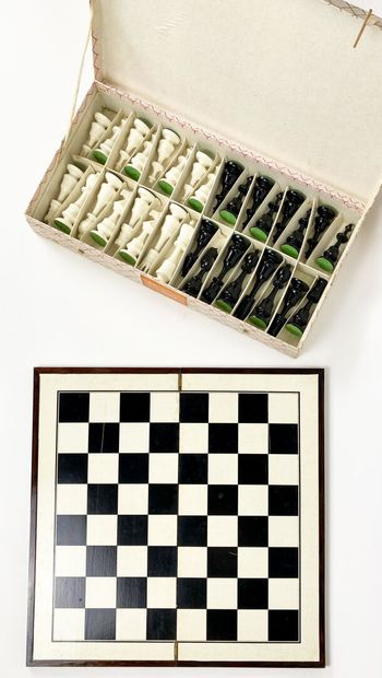 Réunion d'un jeu de dame avec plateau et...