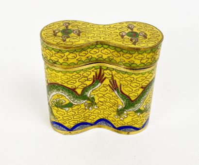 CHINE et JAPON
Lot comprenant une assiette...