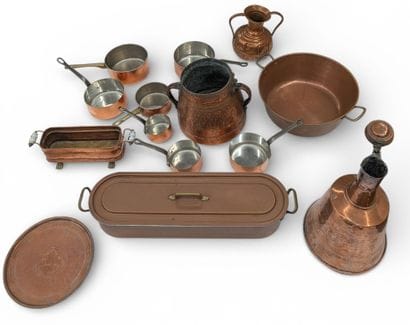 LOT de 14 cuivres rouges comprenant : 7 casseroles,...