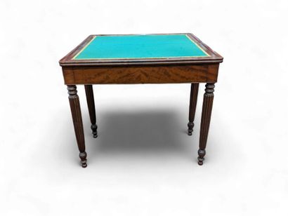 TABLE A JEU en acajou et placage d'acajou...