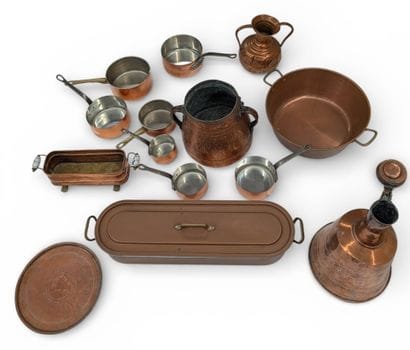 LOT de 14 cuivres rouges comprenant : 7 casseroles,...