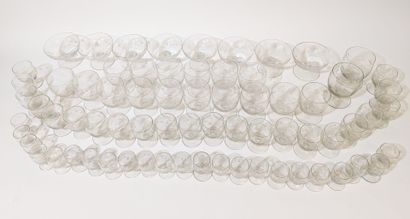 Partie de service de verres en verre à décor...