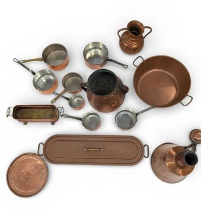 LOT de 14 cuivres rouges comprenant : 7 casseroles,...