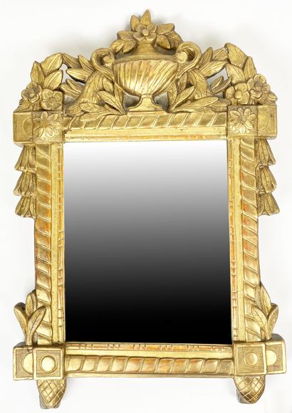 MIROIR en bois et stuc dorés à décor d'un...