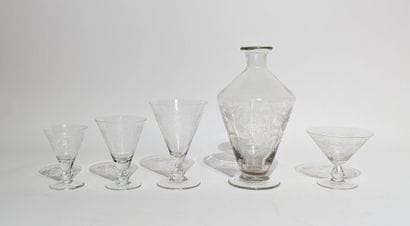 Partie de service de verres en verre ciselé...